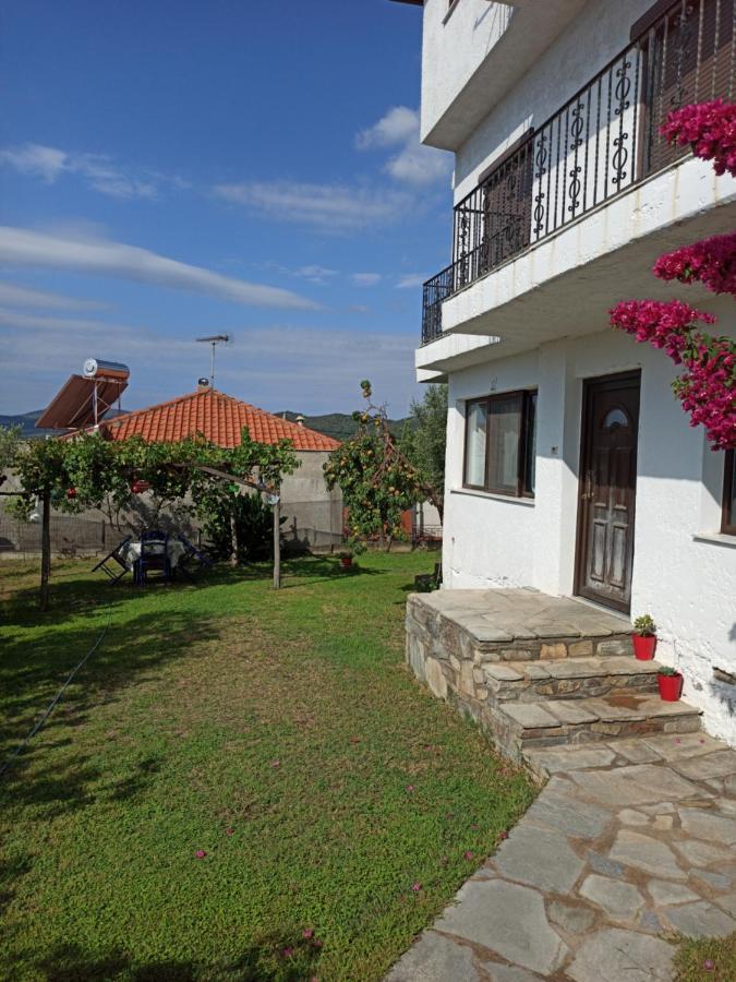 Dora'S House Comfortable Apartment With A Yard And View Pirgadikia Exterior foto