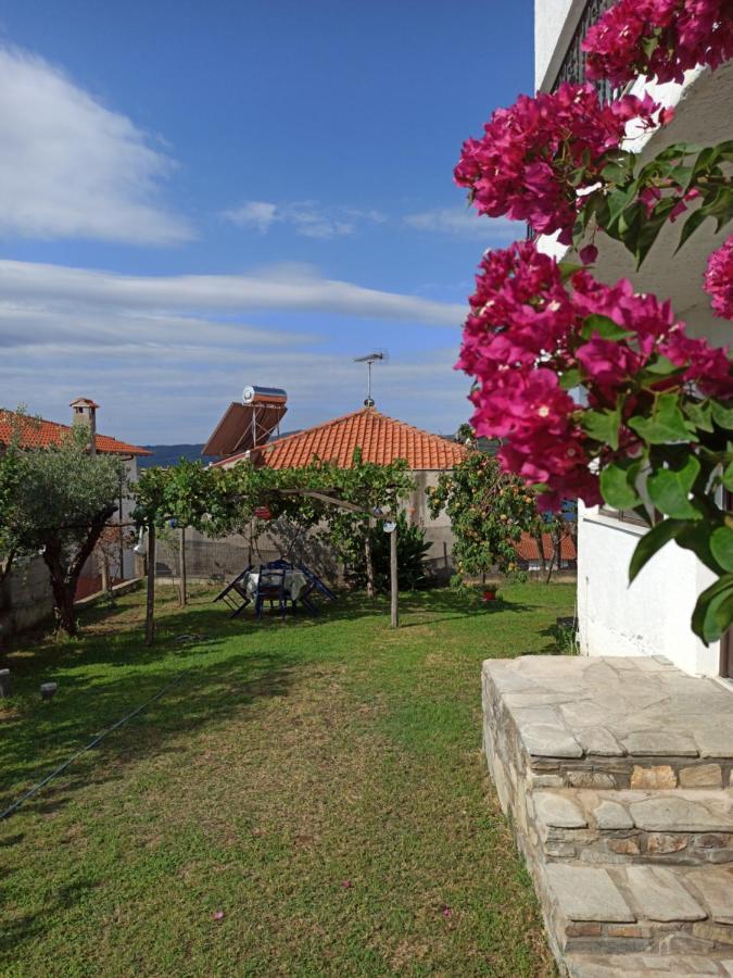 Dora'S House Comfortable Apartment With A Yard And View Pirgadikia Exterior foto