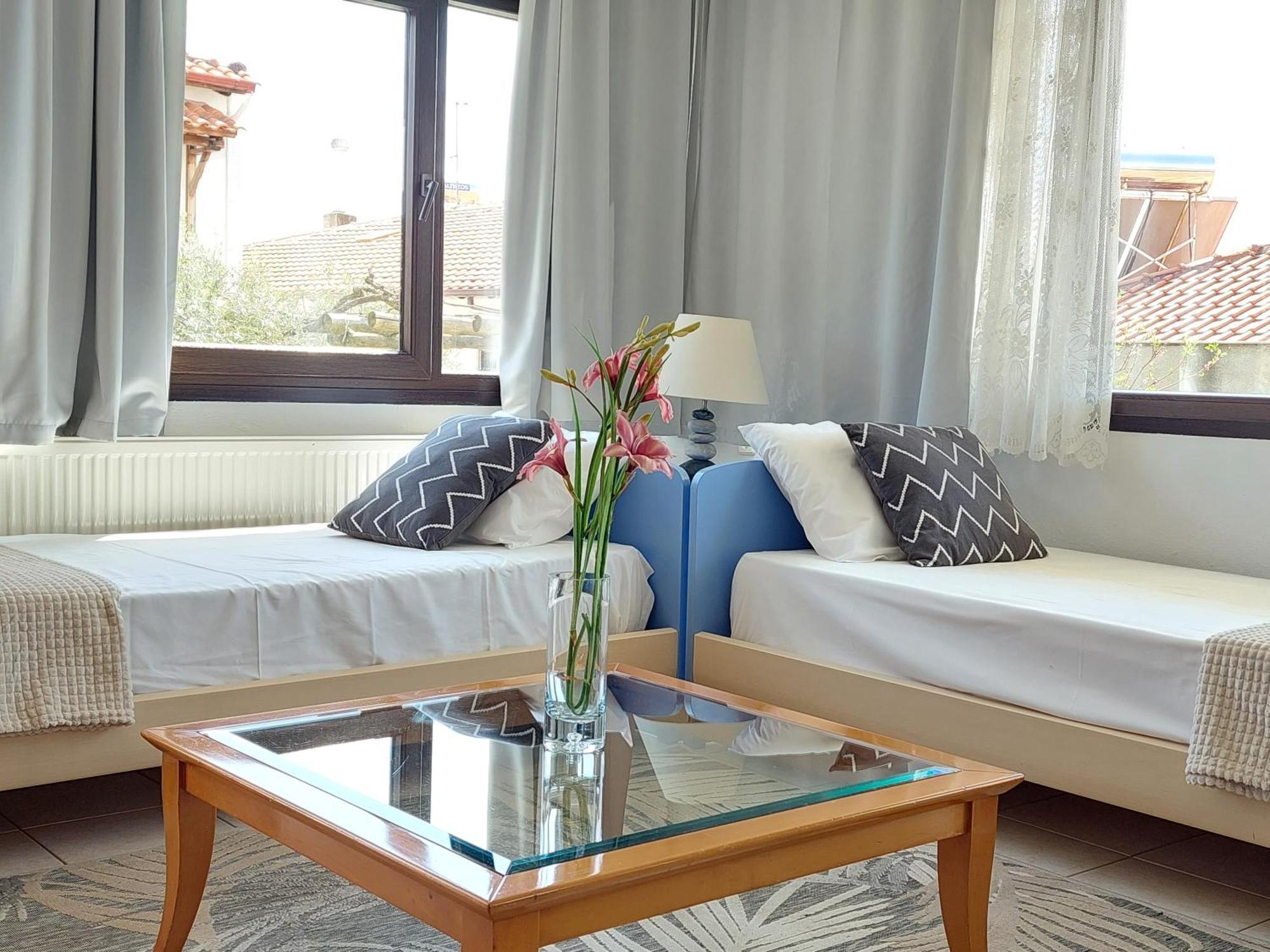 Dora'S House Comfortable Apartment With A Yard And View Pirgadikia Exterior foto
