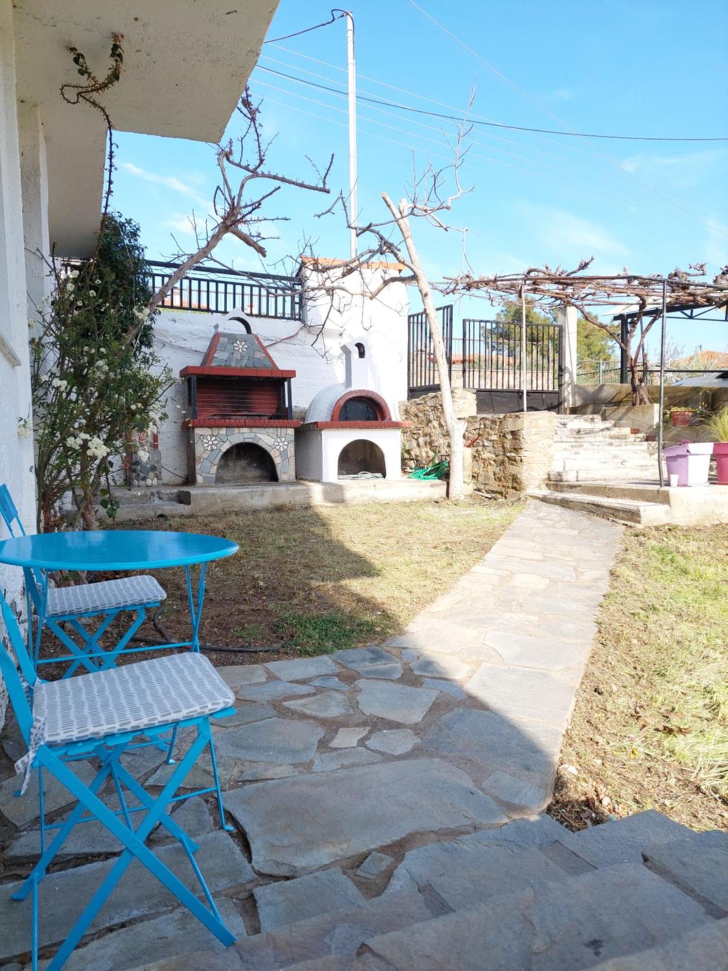 Dora'S House Comfortable Apartment With A Yard And View Pirgadikia Exterior foto
