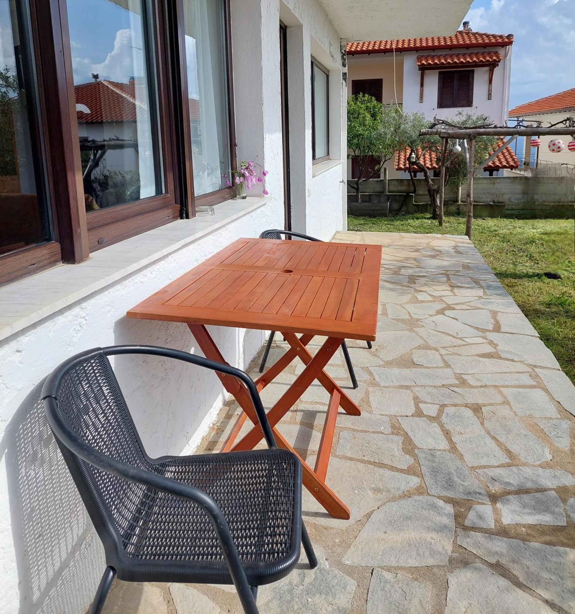 Dora'S House Comfortable Apartment With A Yard And View Pirgadikia Exterior foto