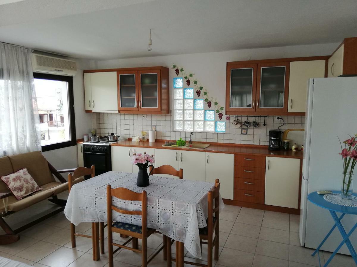 Dora'S House Comfortable Apartment With A Yard And View Pirgadikia Exterior foto